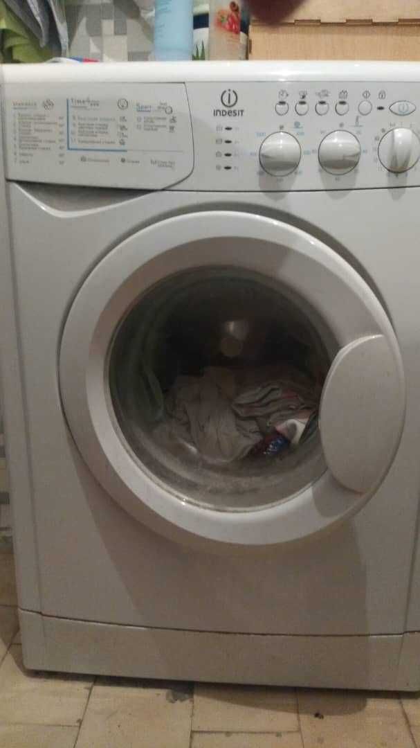 Продам стиральную машинку indesit не рабочая на запчасти