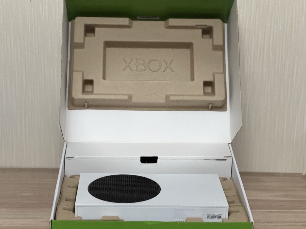 Продаю приставку Xbox Series S
