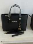 Geanta Michael Kors si Guess
