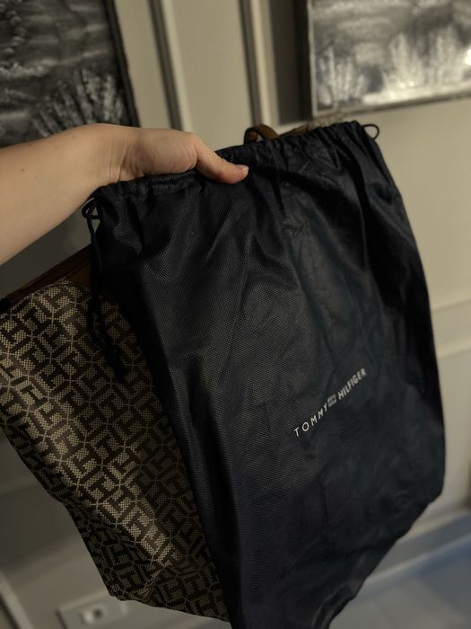 Poseta Tommy Hilfiger