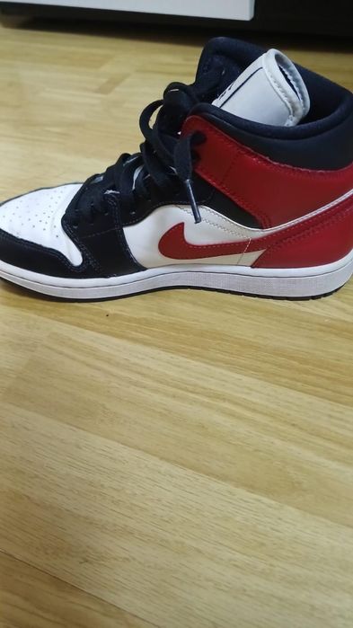 Jordan 1 mid preț ușor negociabil
