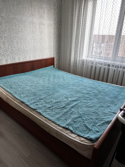 Кровать.