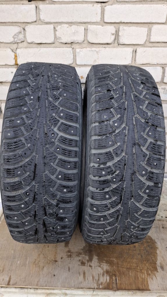 Продам  2 зимних  шины на R15.