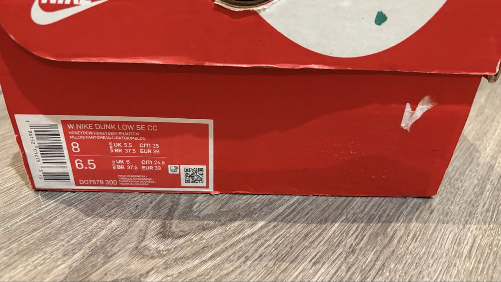 Маратонки от плюш Nike нови