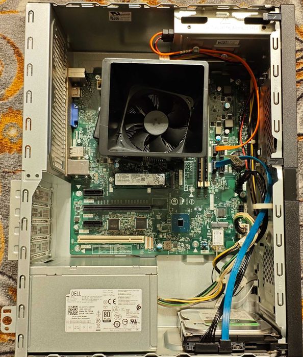 Продавам настолен компютър DELL Vostro 3671