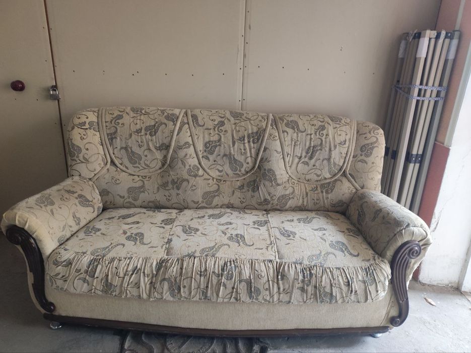 Диван и кресло сотилади