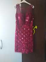 Rochie vișinie.