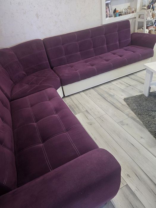 Диван ляв ъгъл с размери 250 на 310. Еко бяла кожа и лилава дамаска.