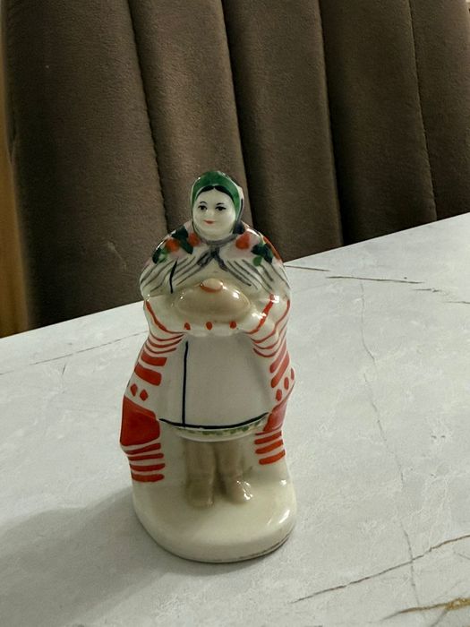 Фарфоровый и редкий статуэтка