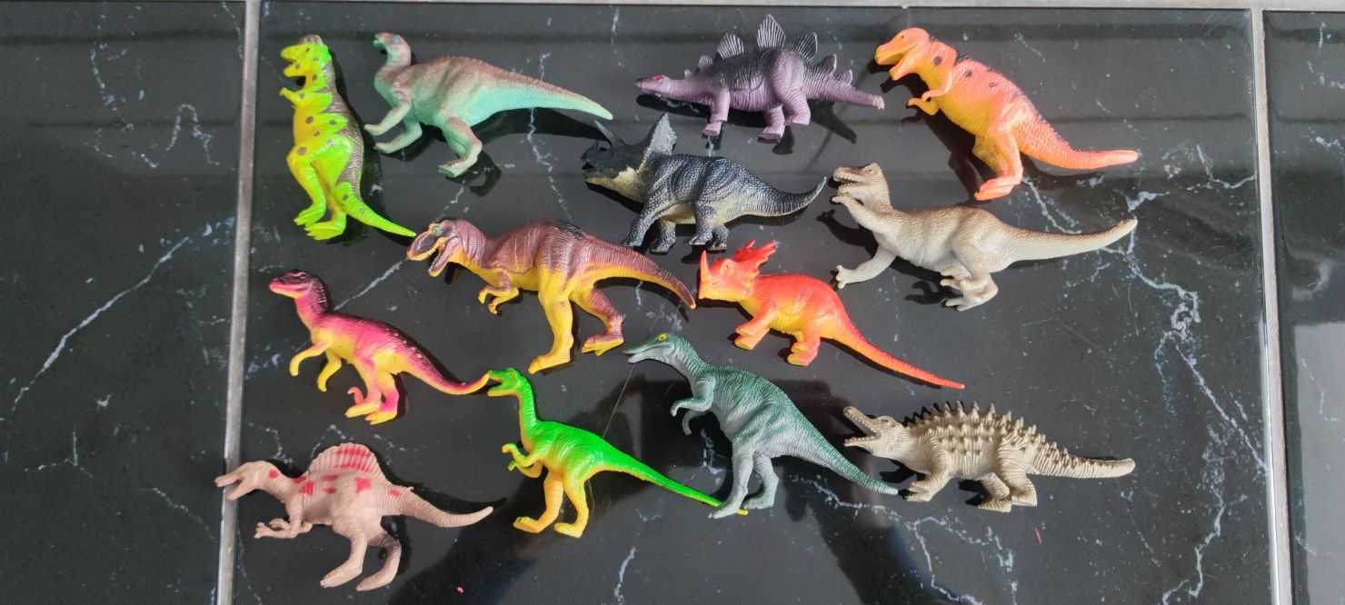 Vând figurine jucării : dinozauri , animale , monstruleti