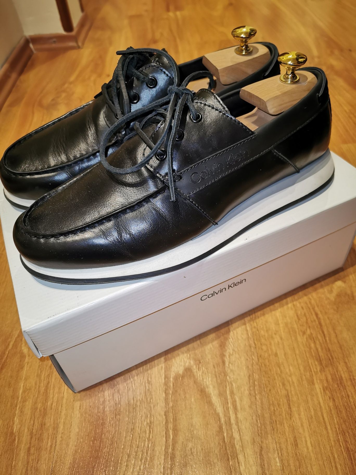 Pantofi Calvin Klein, piele, purtati de 2 ori, mar. 44, fab.Portugalia