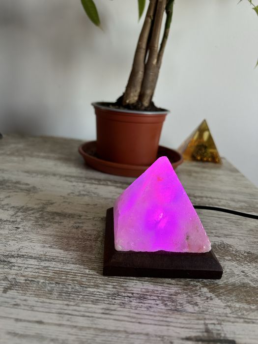 Lampa piramida , de birou, din sare Himalaya
