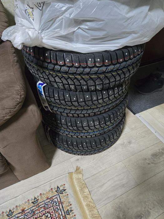 Продам новые резины зимние 195/65 R15 с шипами новый