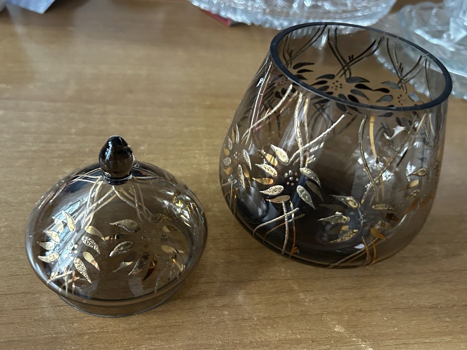 Красива купа със златни орнаменти и капак