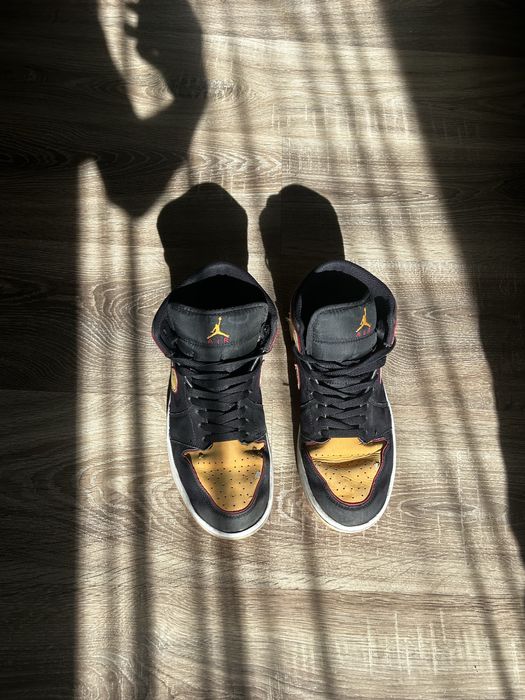 Jordan 1 mid vivid orange