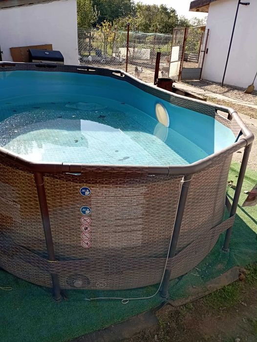 Piscina mare de familie