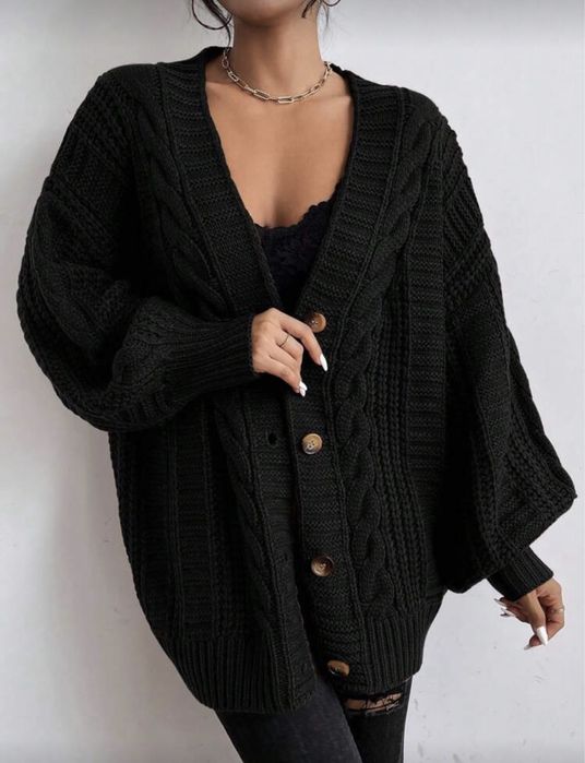 Черна плетена жилетка с копчета