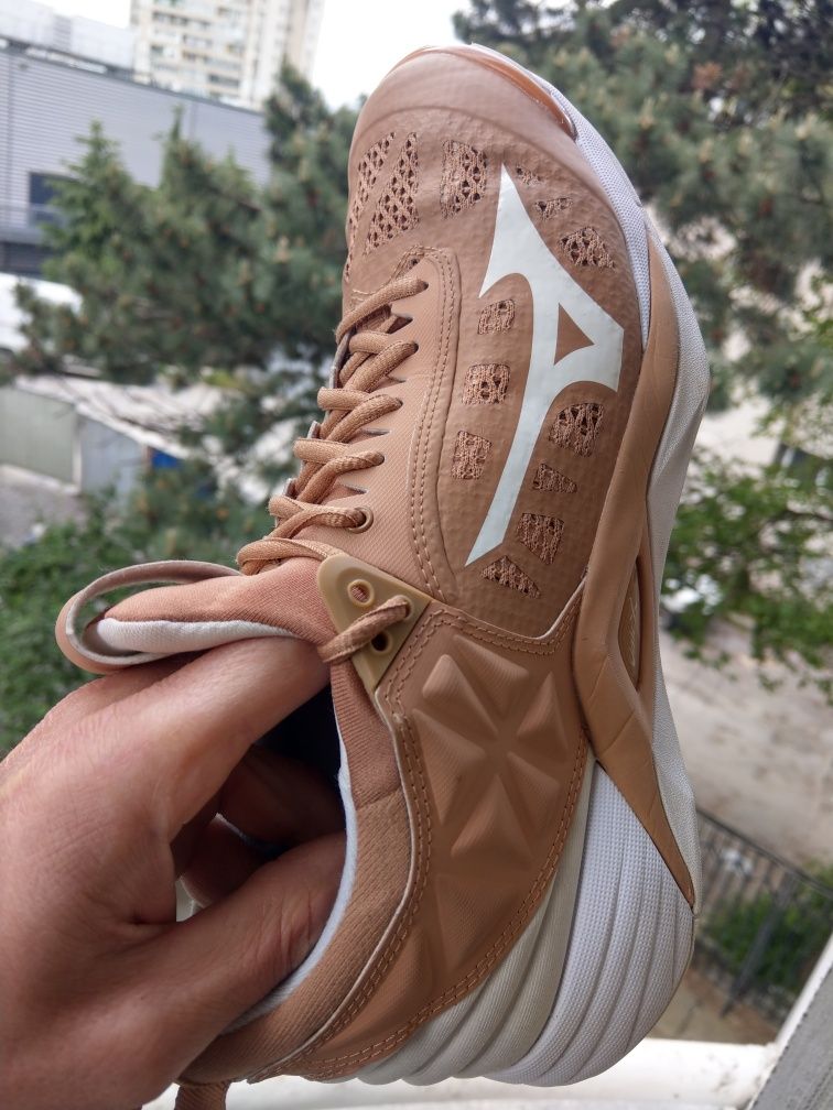 Резервирани.Mizuno Wave Momentum 2. 42нм. 27,0см.