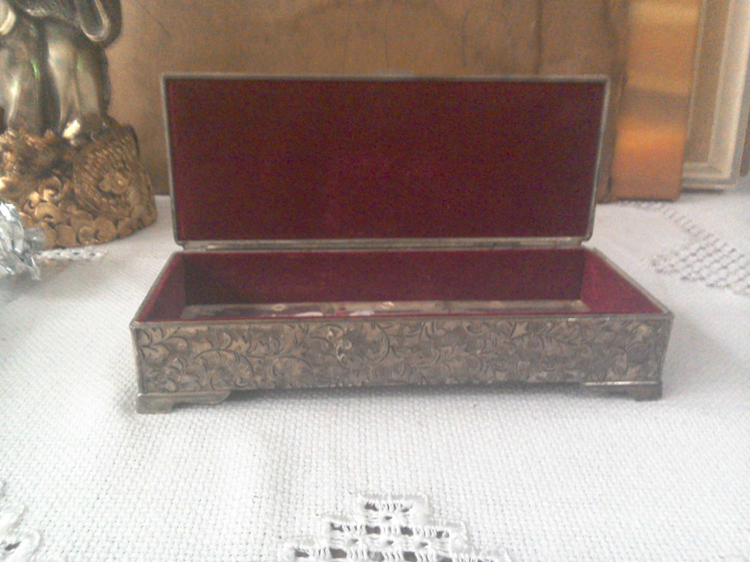 Casetă/cutie bijuterii/obiecte mici, inox cizelat motive florale
