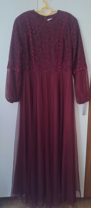 Дълга рокля от дантела и тюл