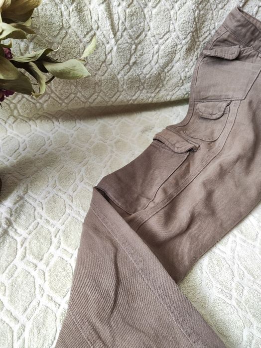 джинсы цвета хакки