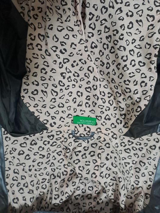 Дъждобран "BENETTON, S- М размер.