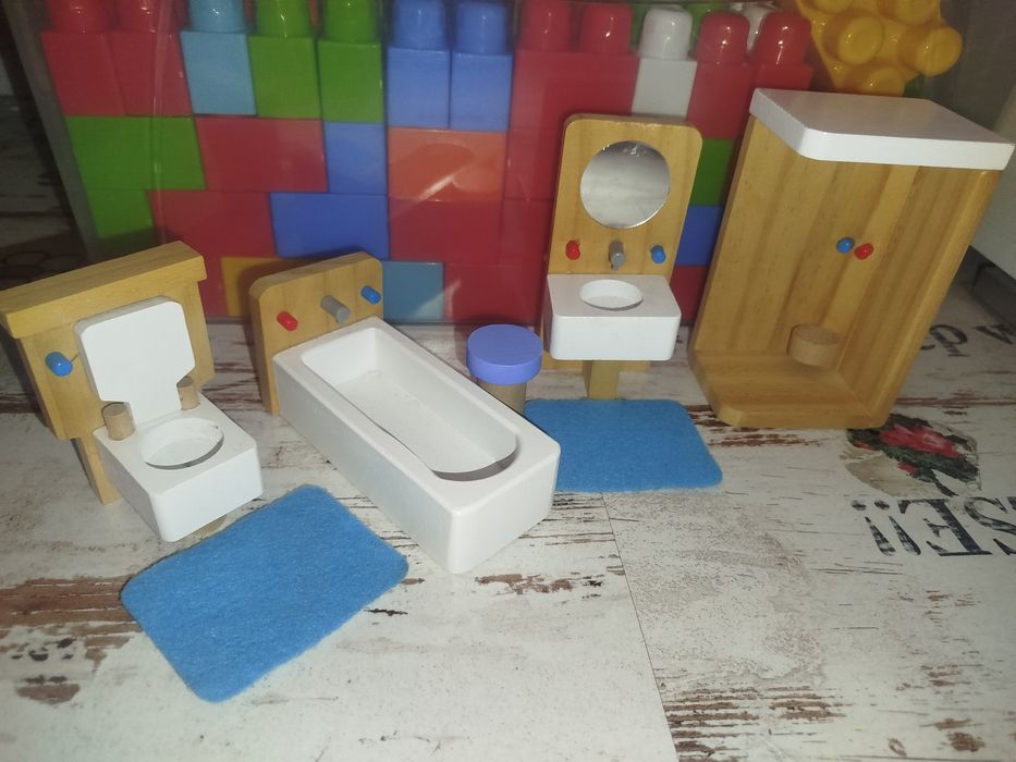 Дървена къща за кукли с мебели