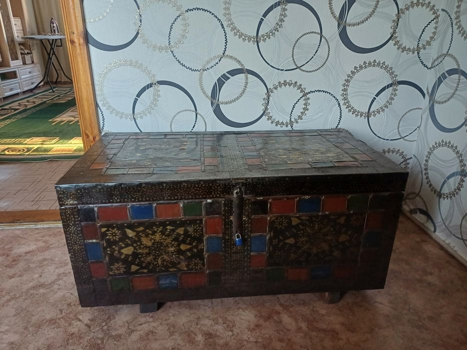 Продаю старинный сундук