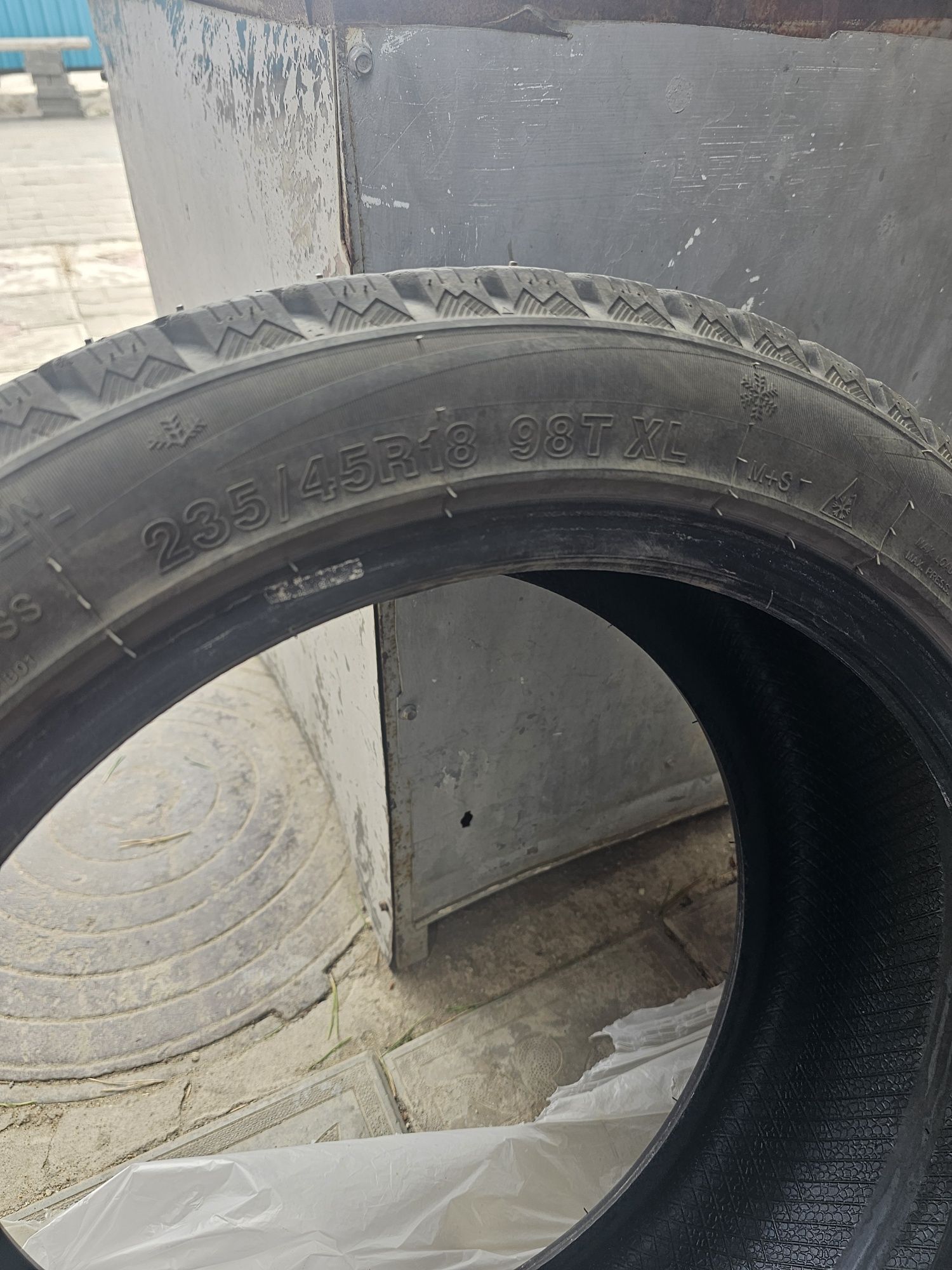 Зимные шины для машины 235/45 R 18