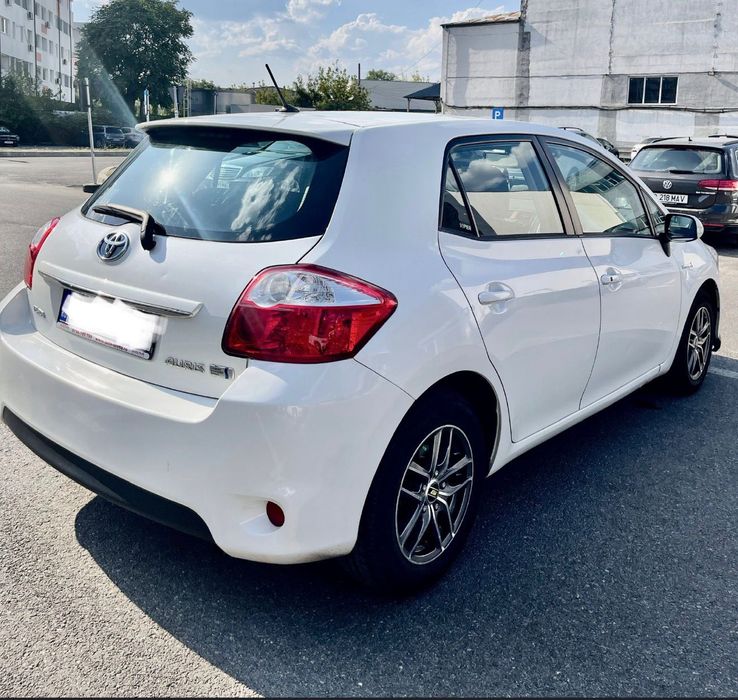 Vând Toyota Auris hybrid 2011