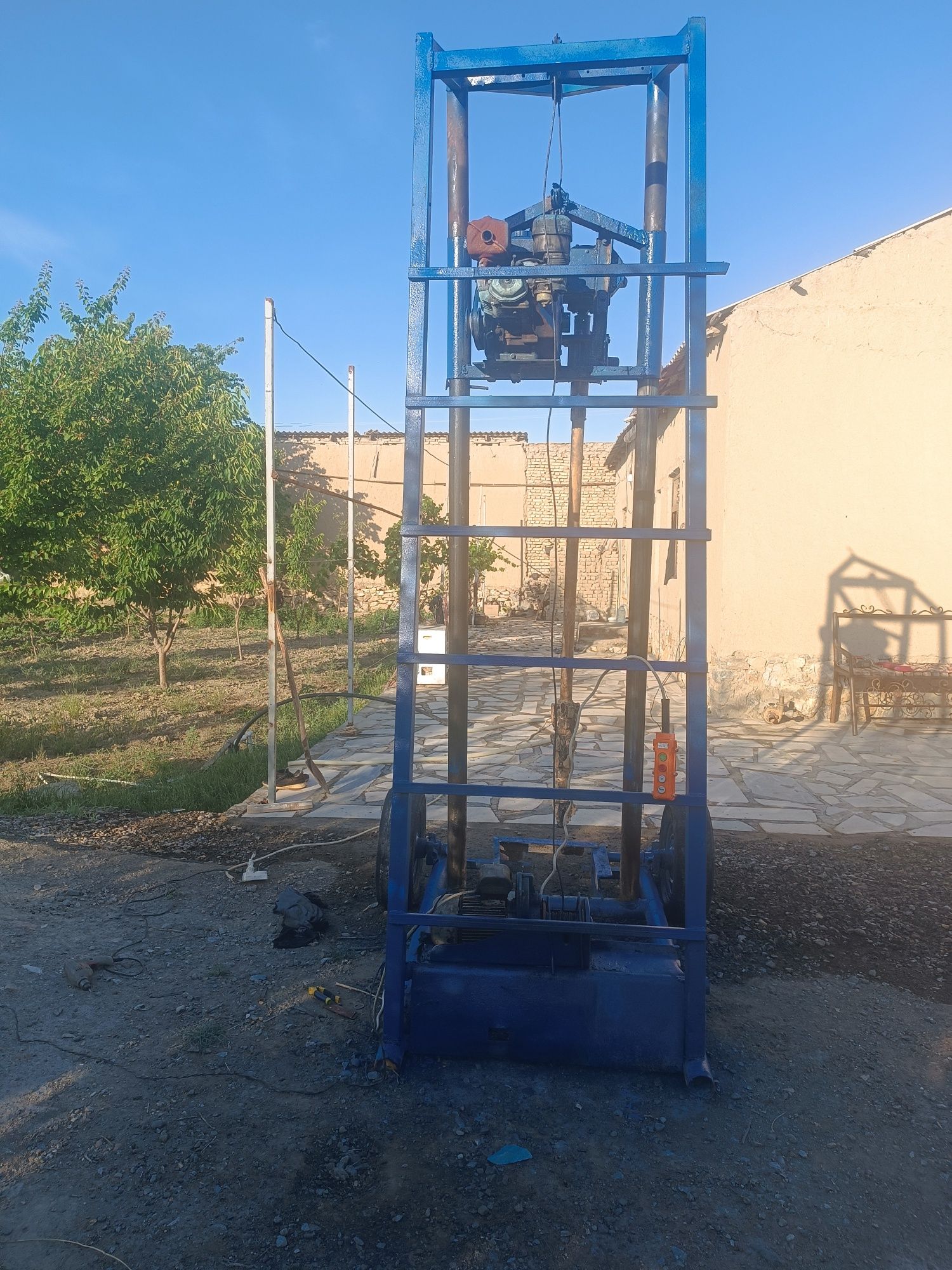 Buravoy sotiladi 40 metr trubasi bor benzinli ishlaydi narxi 40 milyon