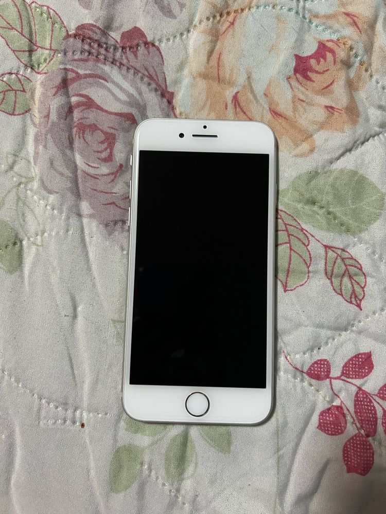 IPhone 8 бял капацитет 78% 256Gb IOS 16.7.11 плюс 5 калъфа и протектон