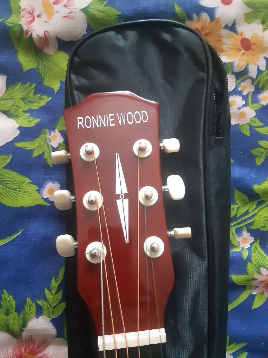 Продается гитара ronnie wood ag38