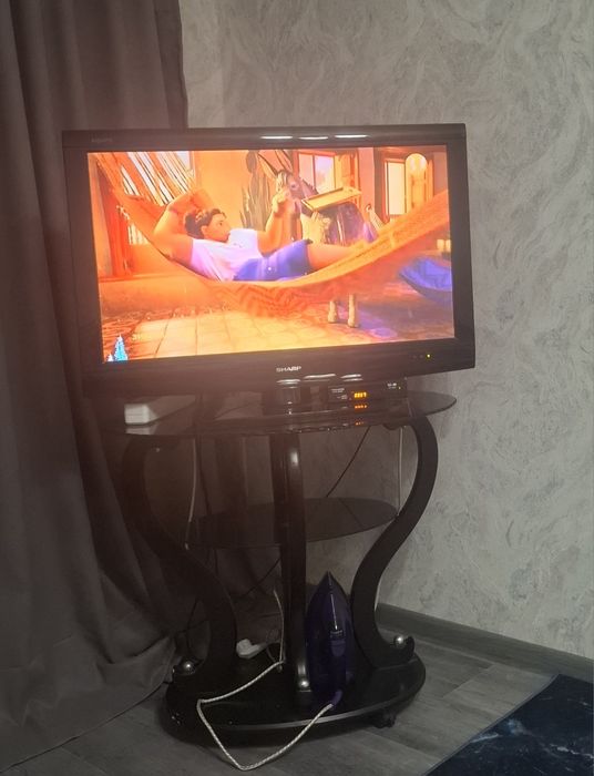 Телевизор с подставкой