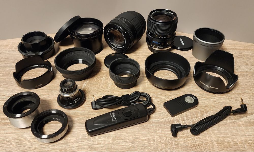 lot accesorii foto (obiective, parasolare, baterii, telecomenzi etc)