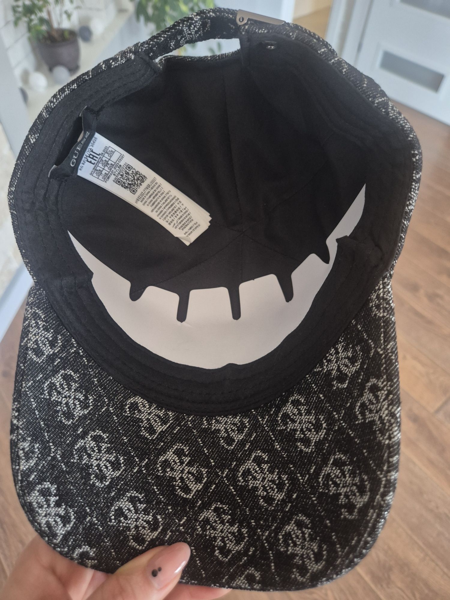 Шапка Guess с лого