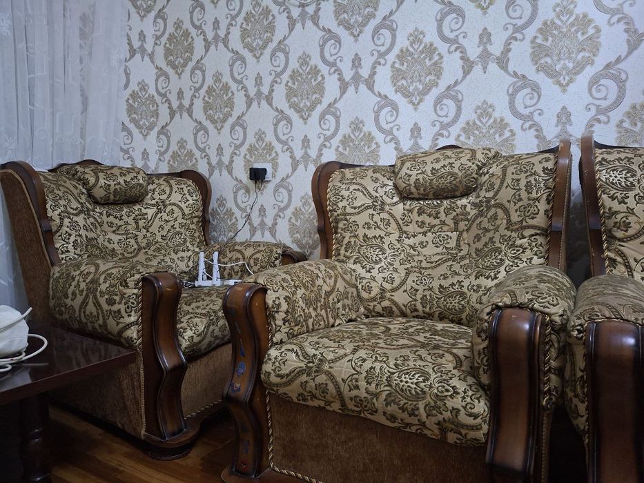 Divan kreslo komplet sotiladi 7 kishilik holati yaxshi