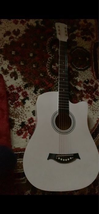 Gitara akustik holati yangi