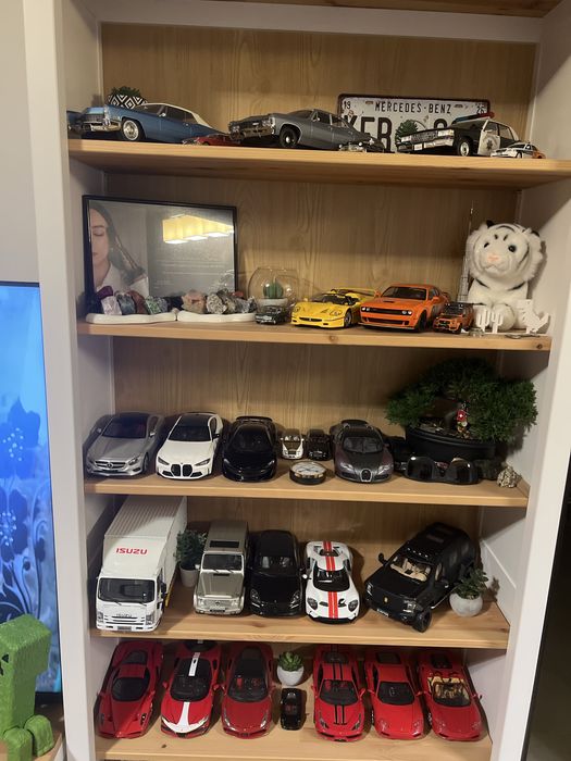 Продавам коли 1/43