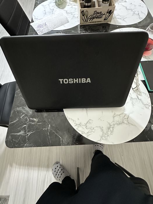 Лаптоп Toshiba за части не се включва  без зарядно