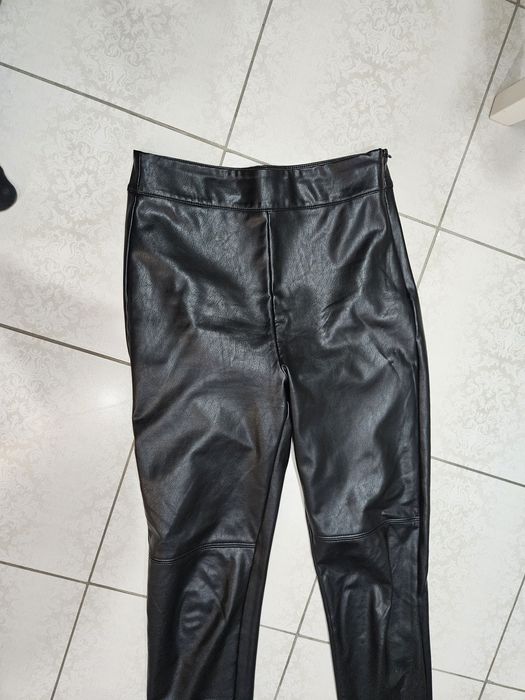 Pantaloni piele ecologica Stradivarius impecabili