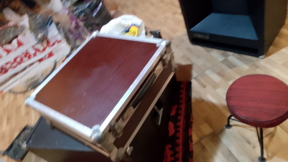 Vând case pentru instrument