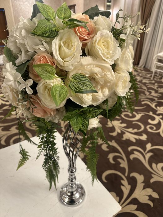 200 lei/bucata (suport+aranjament floral)