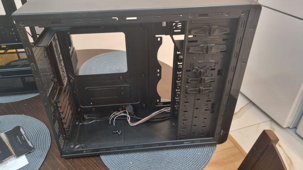 Cooler Master Mid tower кутия за компютър