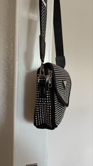 Дамска чанта с капси