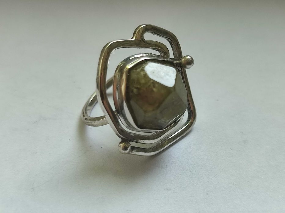 Эксклюзивное кольцо с камнем ГРАНАТ зеленый