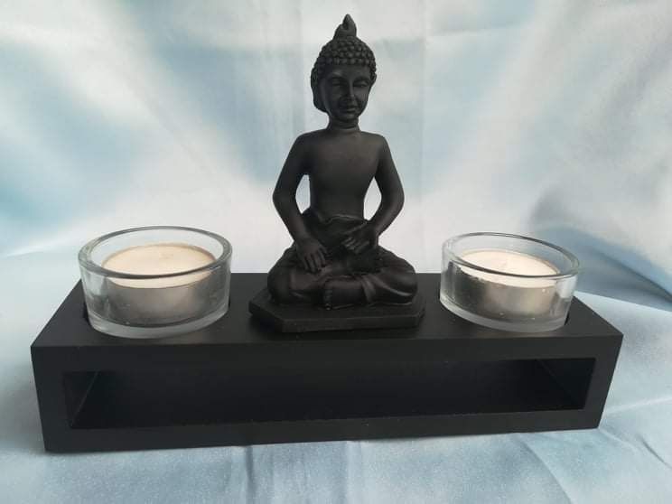Будистка статуя със свещници