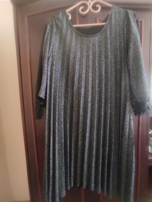 Блузон с дантела на ръкава .Бульона е на плисе в черен цвят с лъскави