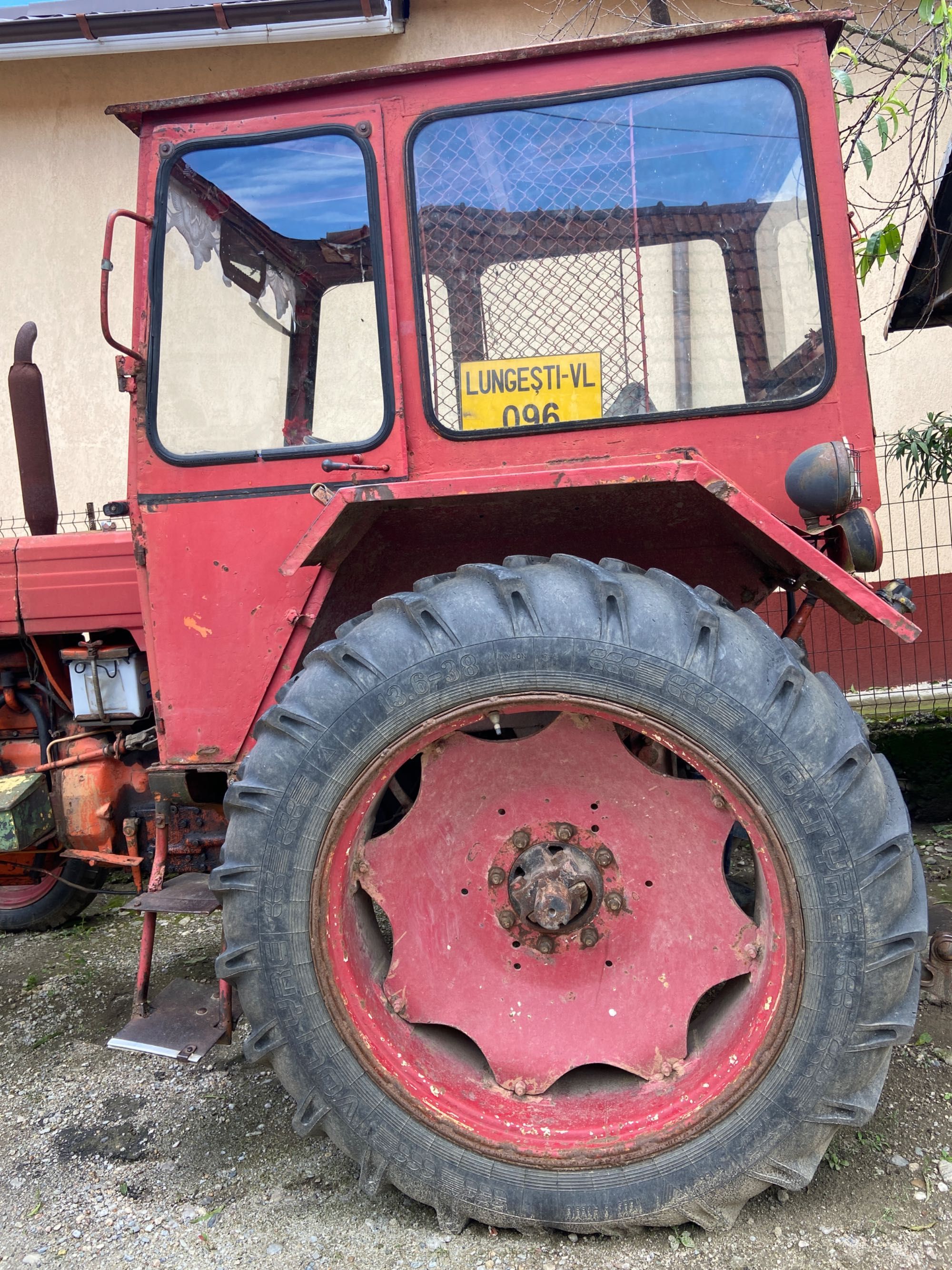 Tractor UTB 650 și plug