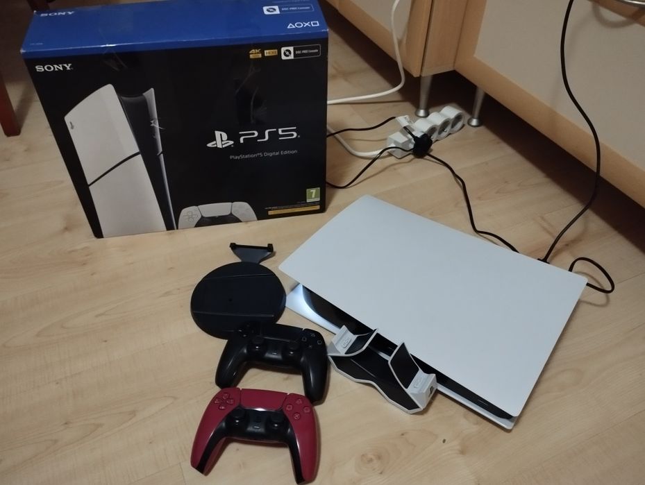 Playstation 5 отличен с два контролера и игри